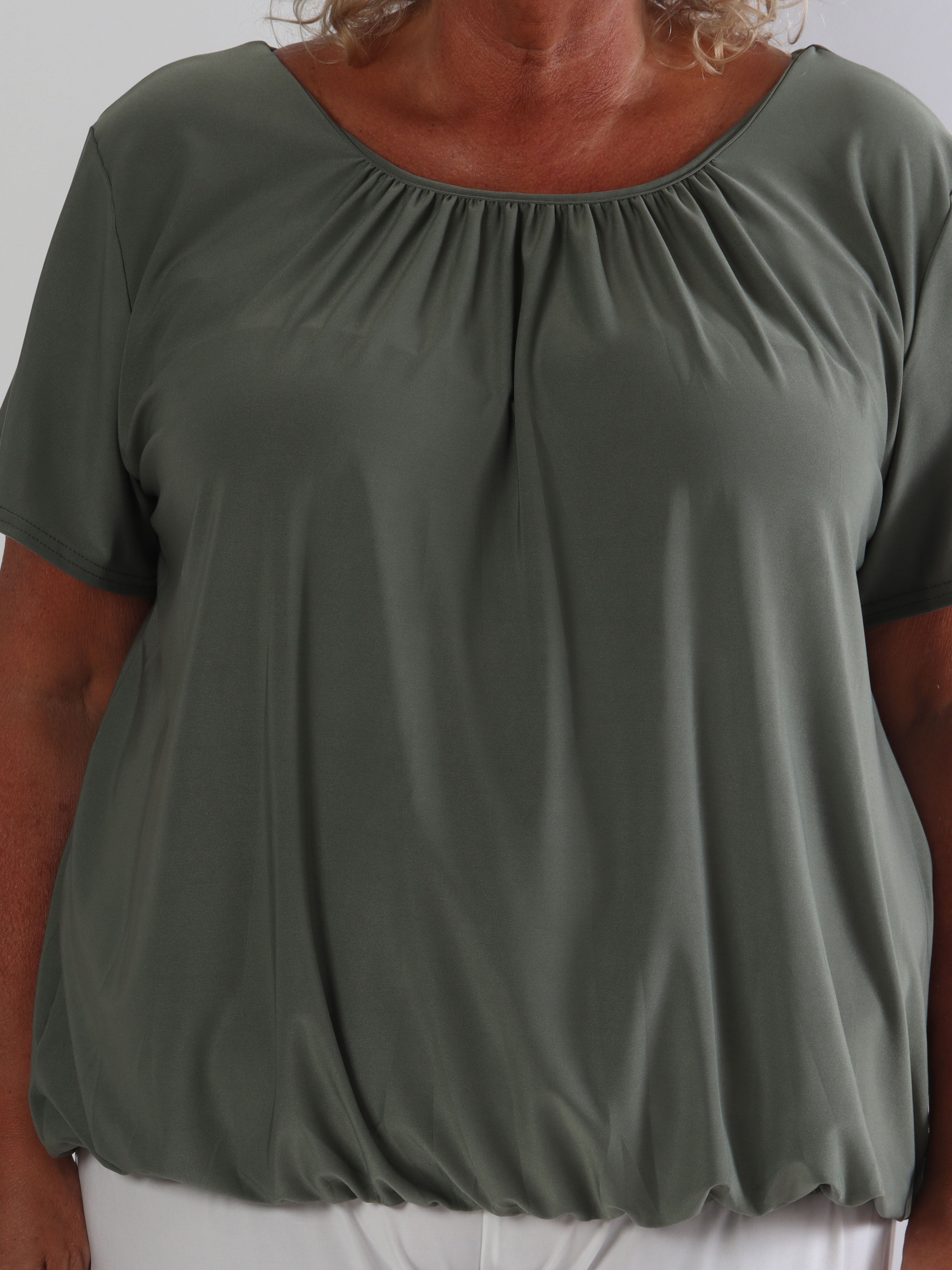 Miracle Basic – Den härligaste bas plus size t-shirten med elastisk nederkant